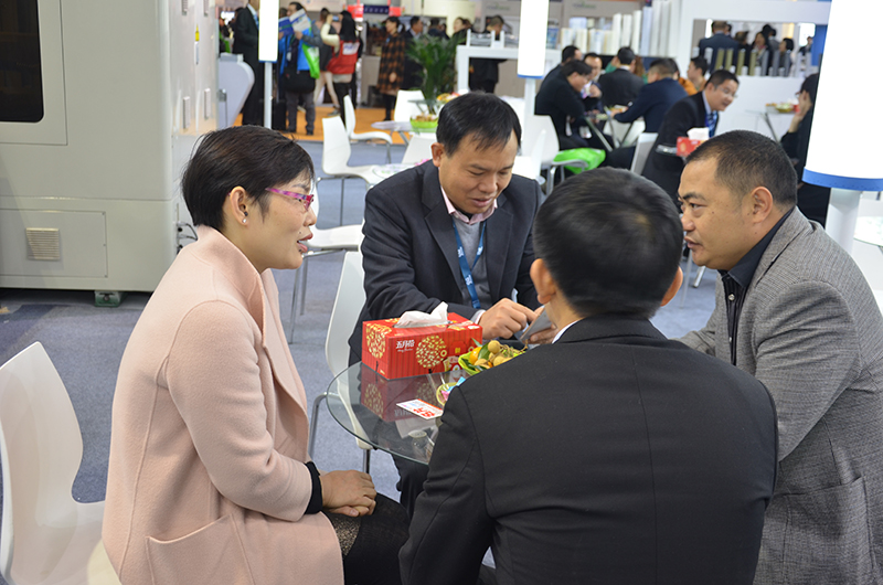 公司領(lǐng)導與客戶(hù)熱情交流 公司領(lǐng)導與客戶(hù)熱情交流